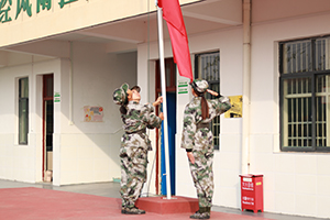 上海全封闭式学校升国旗仪式